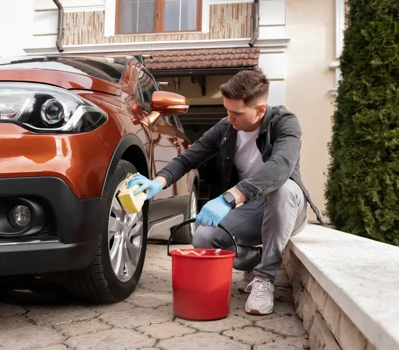 Lavage auto à domicile Pont-Péan : professionnel intervenant sur un véhicule